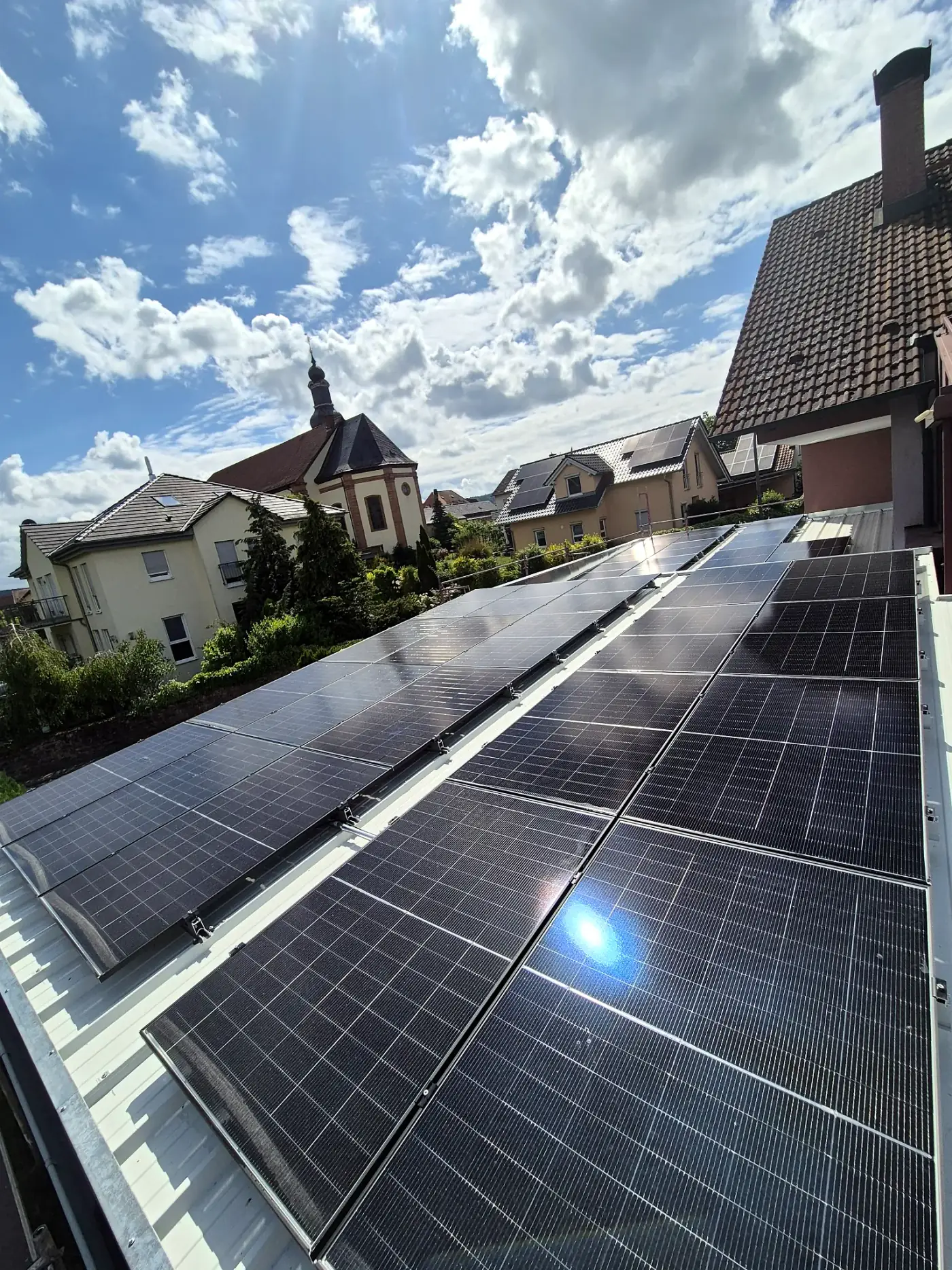 Photovoltaikanlage in Großwallstadt mit Blick auf die Kirche