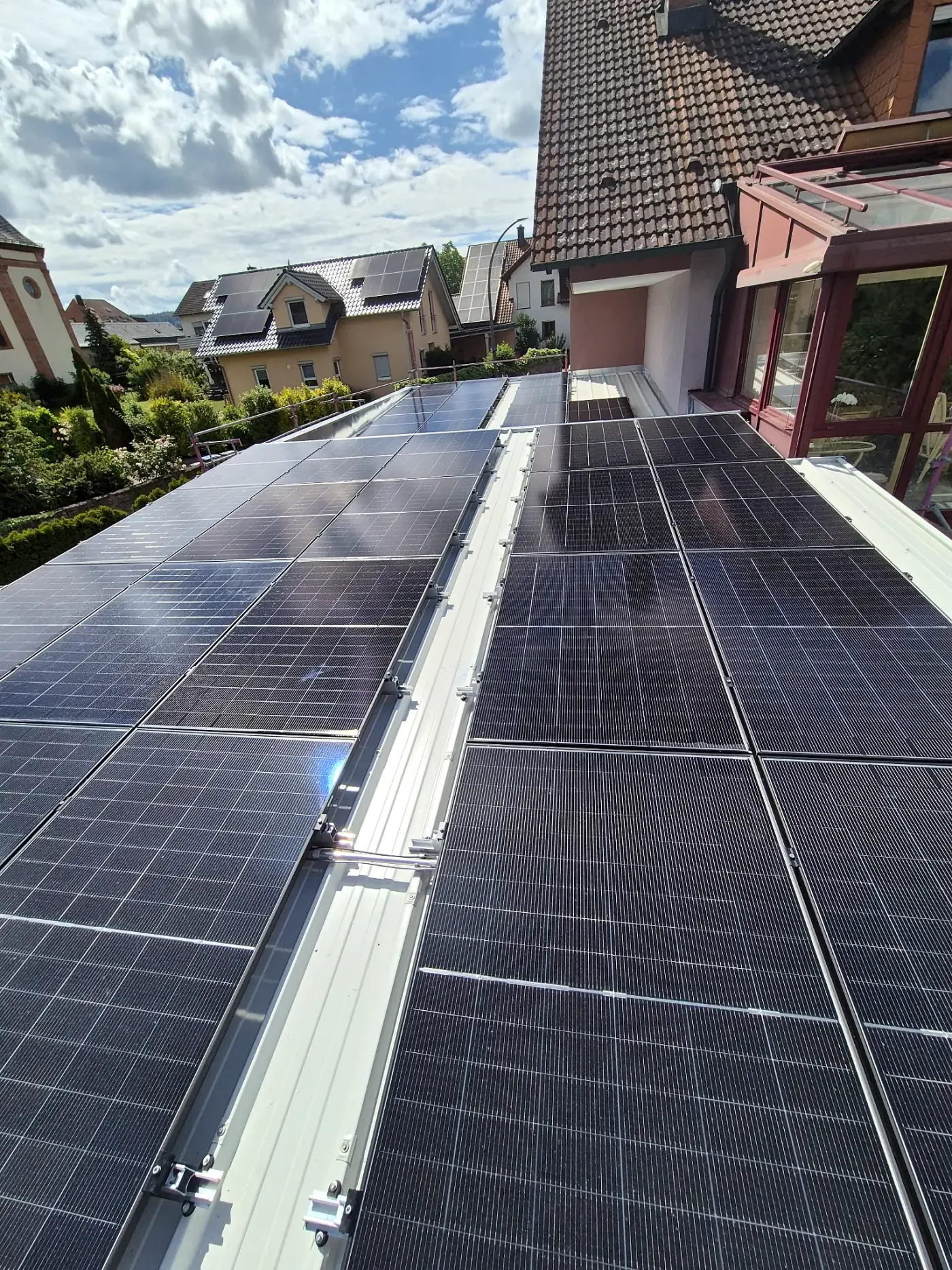 Detailansicht installierter Photovoltaikmodule in Großwallstadt